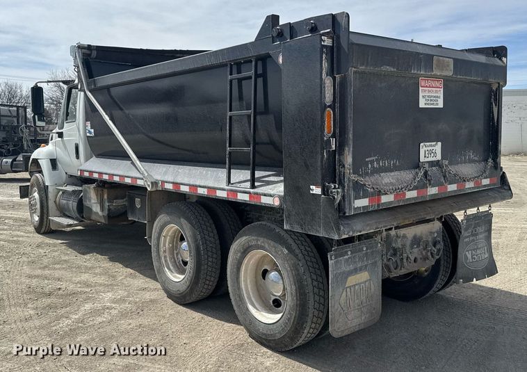 image for item NN9740 2002 International 7400 dump truck