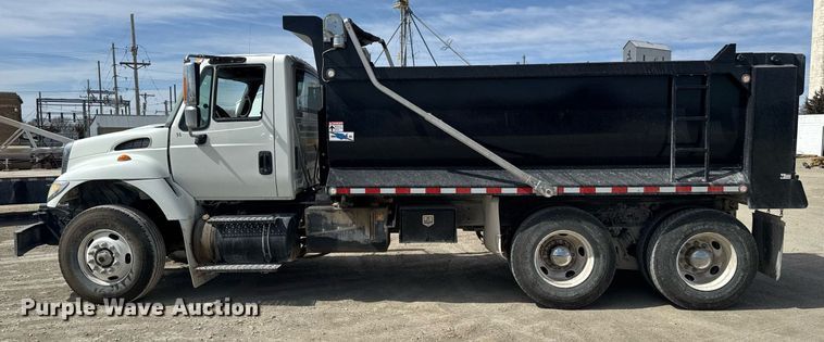 image for item NN9740 2002 International 7400 dump truck