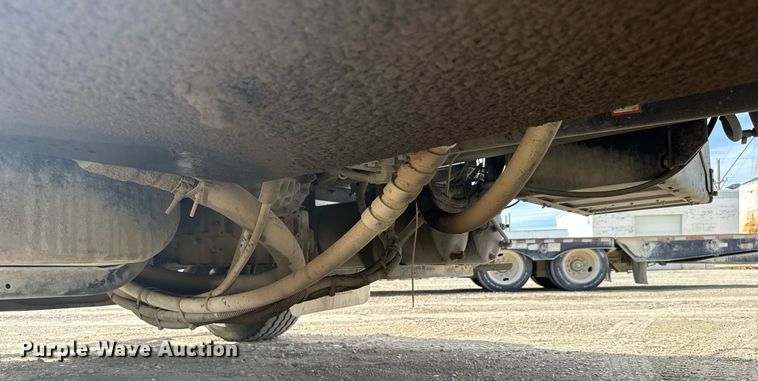 image for item NN9740 2002 International 7400 dump truck