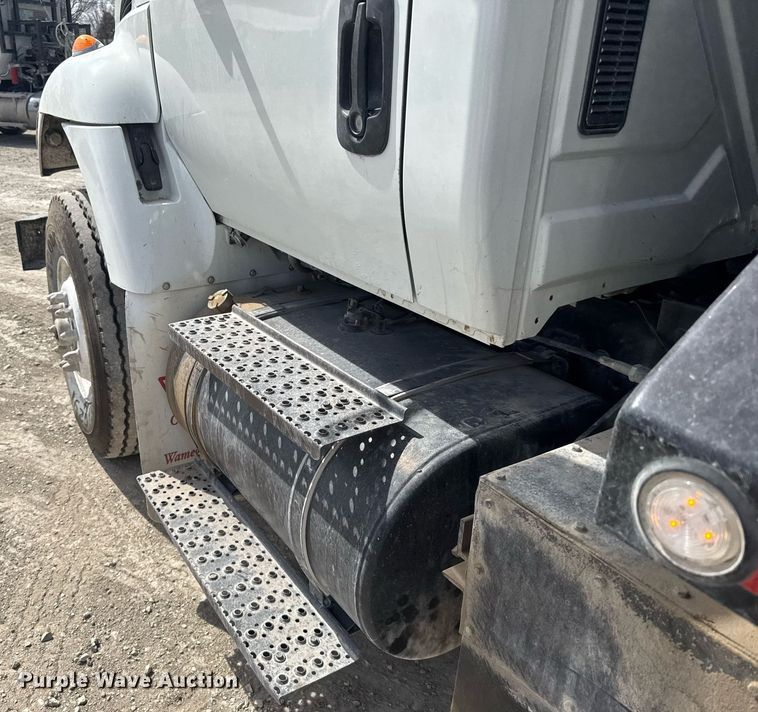 image for item NN9740 2002 International 7400 dump truck