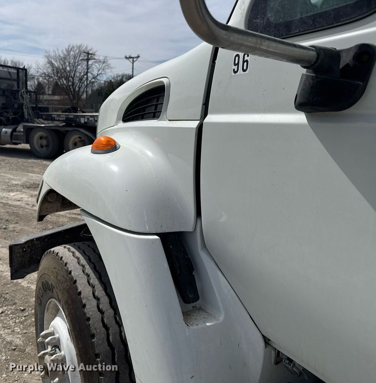 image for item NN9740 2002 International 7400 dump truck