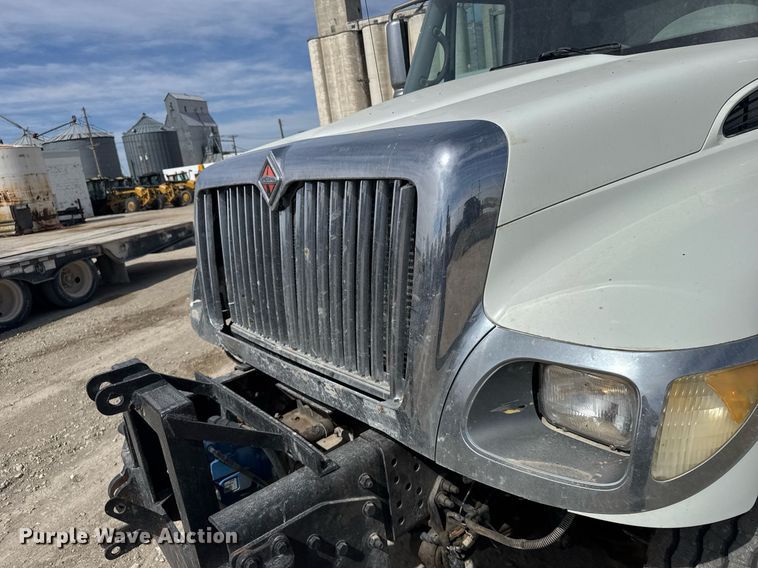 image for item NN9740 2002 International 7400 dump truck