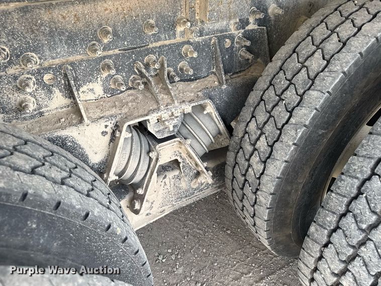 image for item NN9740 2002 International 7400 dump truck