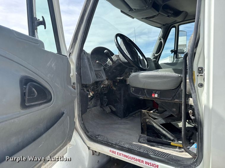 image for item NN9740 2002 International 7400 dump truck