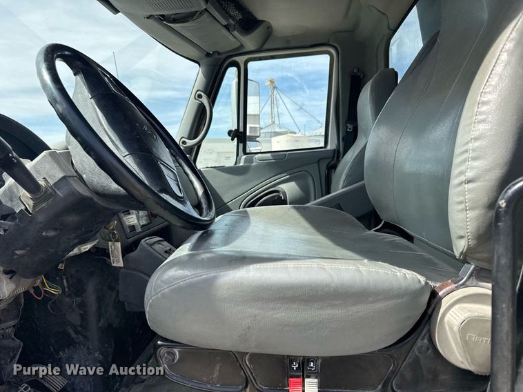 image for item NN9740 2002 International 7400 dump truck