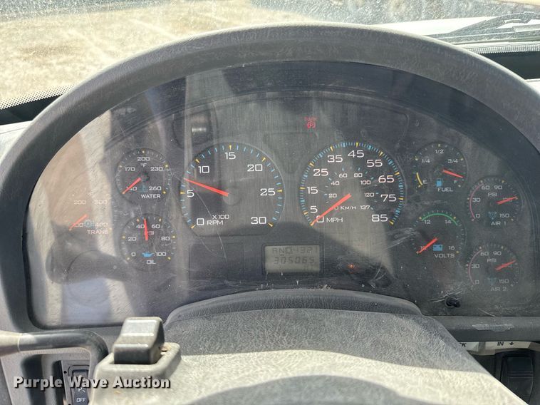 image for item NN9740 2002 International 7400 dump truck