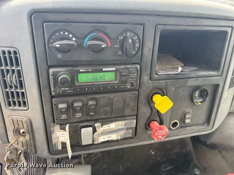 image for item NN9740 2002 International 7400 dump truck