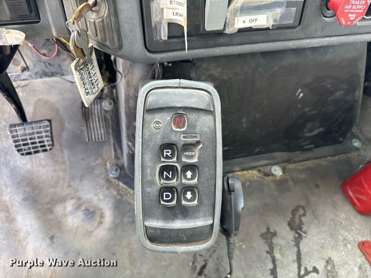 image for item NN9740 2002 International 7400 dump truck