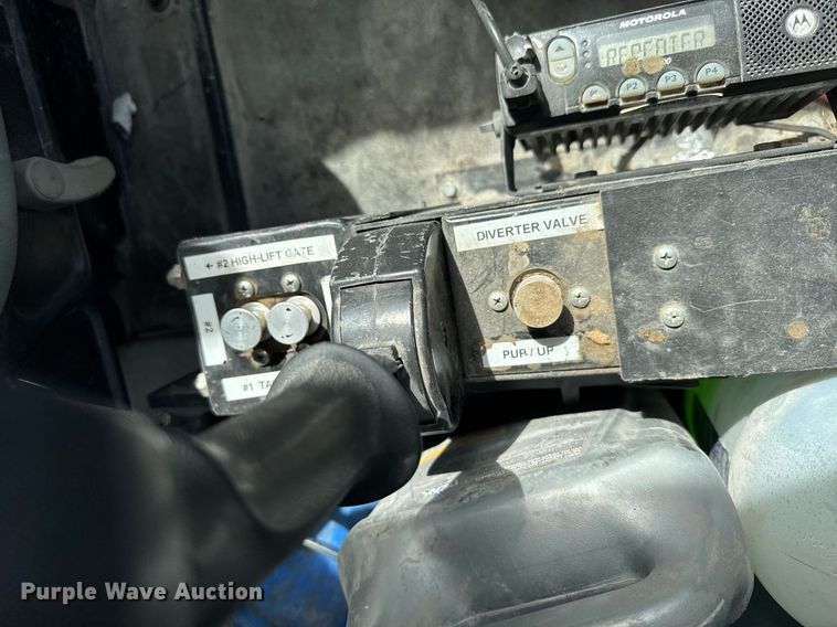 image for item NN9740 2002 International 7400 dump truck