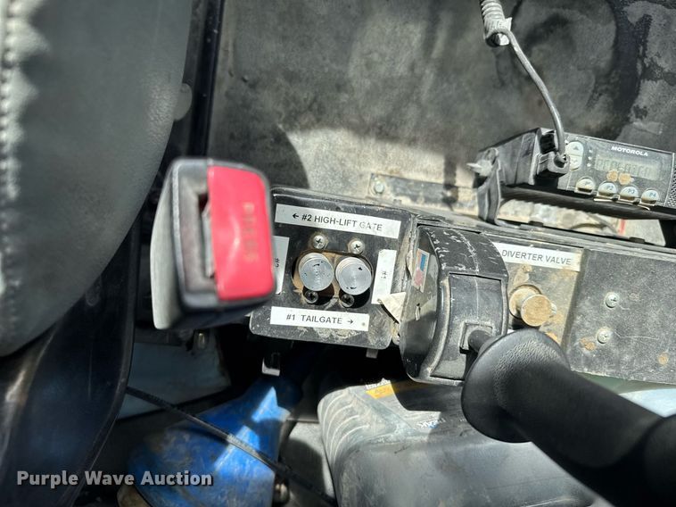 image for item NN9740 2002 International 7400 dump truck