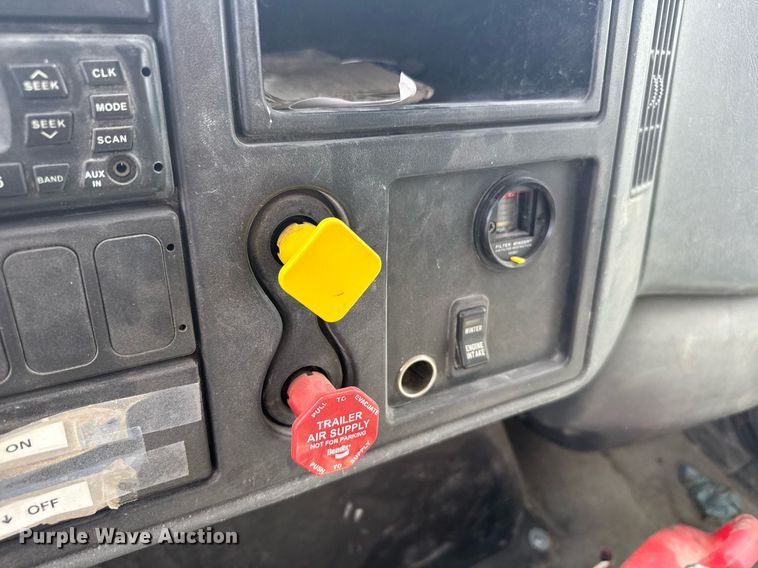 image for item NN9740 2002 International 7400 dump truck