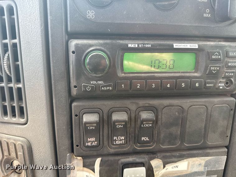 image for item NN9740 2002 International 7400 dump truck