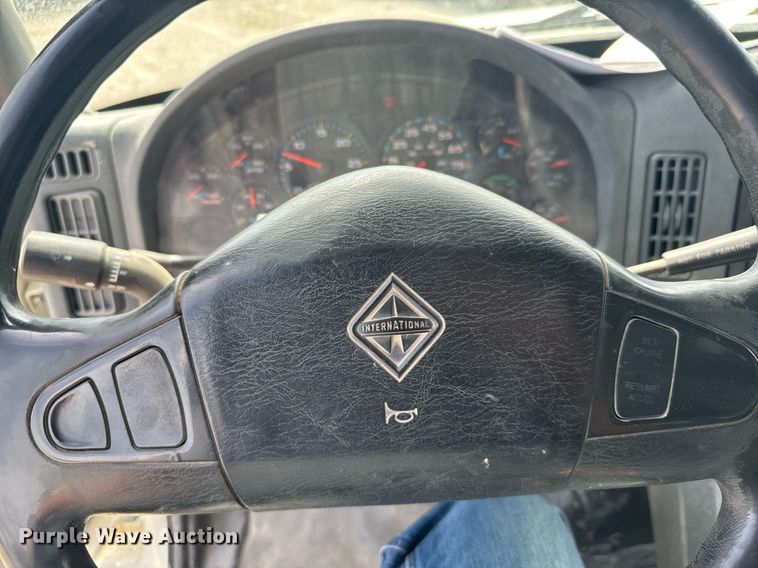 image for item NN9740 2002 International 7400 dump truck