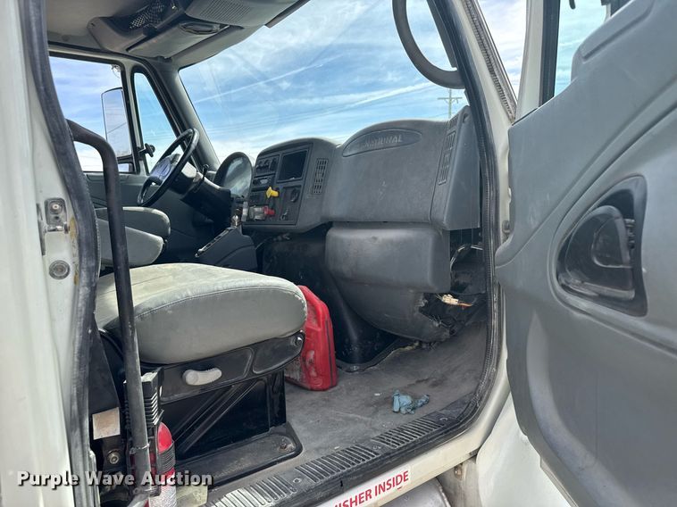 image for item NN9740 2002 International 7400 dump truck