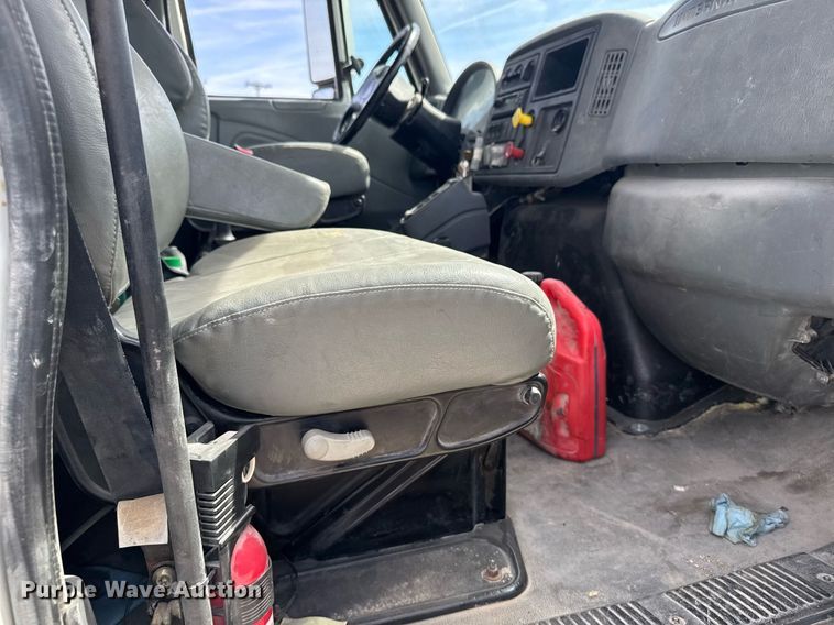 image for item NN9740 2002 International 7400 dump truck