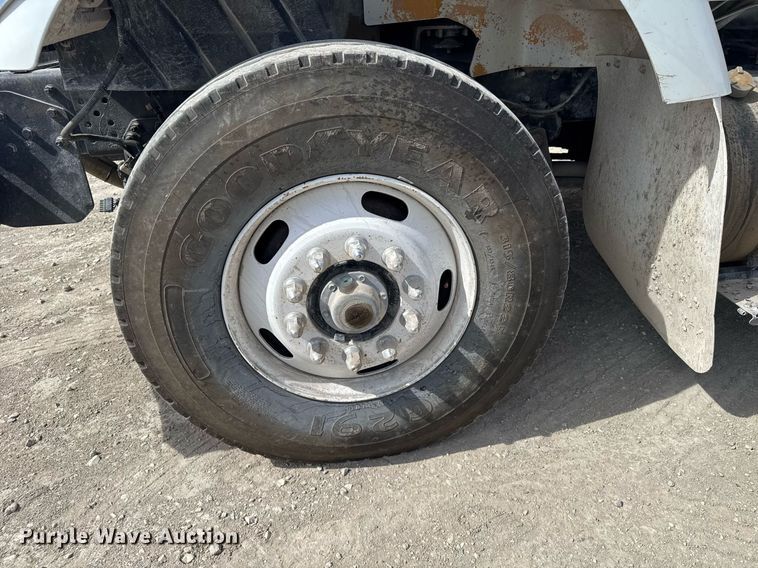 image for item NN9740 2002 International 7400 dump truck