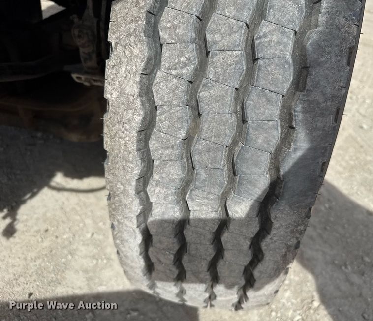 image for item NN9740 2002 International 7400 dump truck