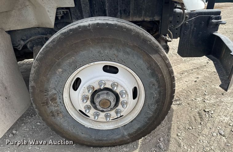 image for item NN9740 2002 International 7400 dump truck