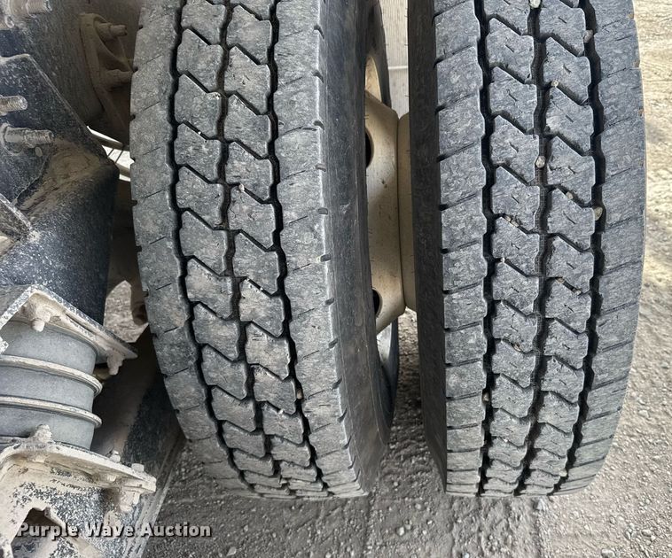 image for item NN9740 2002 International 7400 dump truck