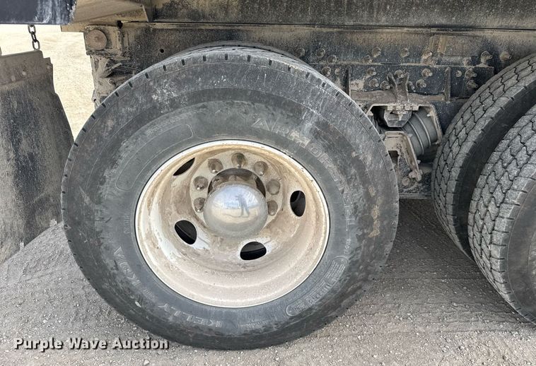 image for item NN9740 2002 International 7400 dump truck