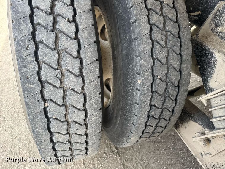 image for item NN9740 2002 International 7400 dump truck