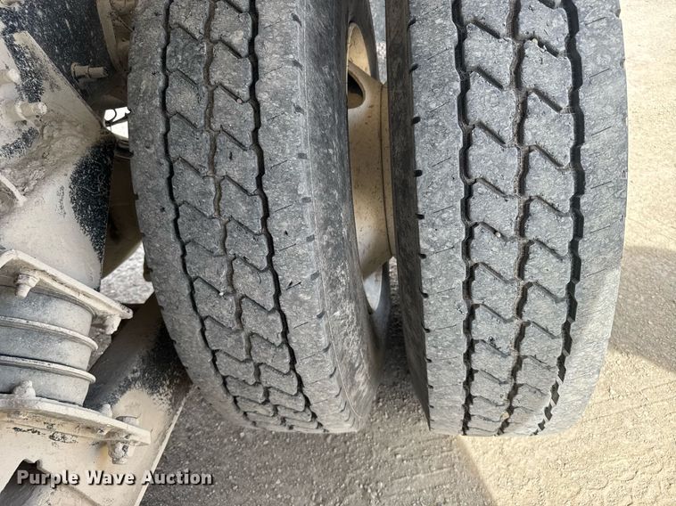 image for item NN9740 2002 International 7400 dump truck