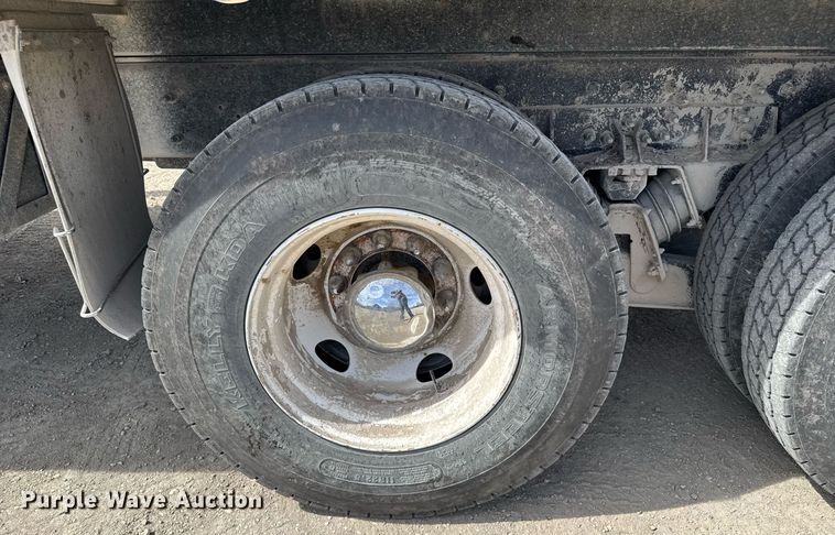 image for item NN9740 2002 International 7400 dump truck