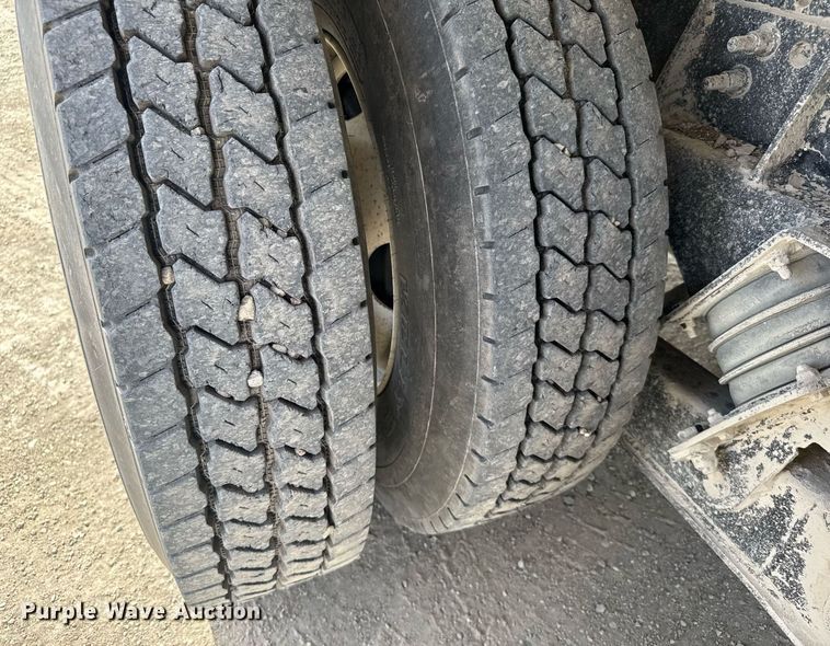 image for item NN9740 2002 International 7400 dump truck