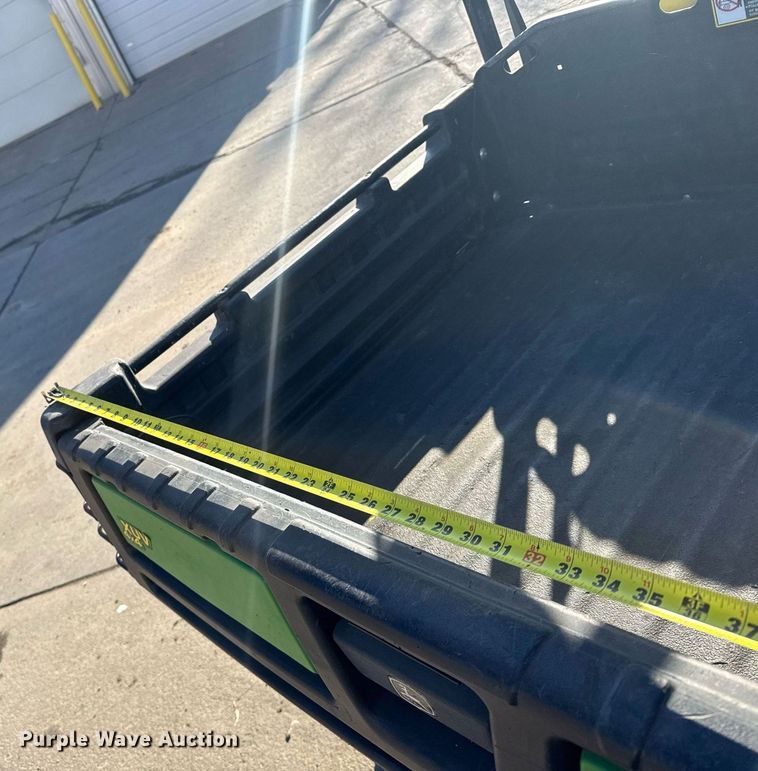 image for item NN9743 2013 John Deere 825i utility vehicle