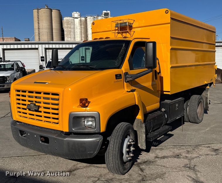 image for item NN9746 2003 Chevrolet C6500 chipper truck