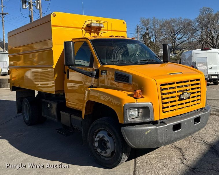image for item NN9746 2003 Chevrolet C6500 chipper truck