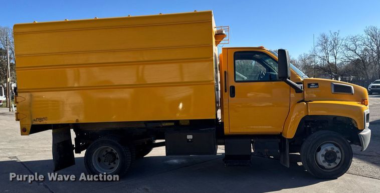 image for item NN9746 2003 Chevrolet C6500 chipper truck