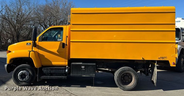 image for item NN9746 2003 Chevrolet C6500 chipper truck