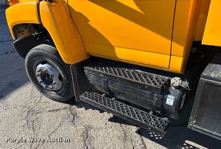 image for item NN9746 2003 Chevrolet C6500 chipper truck