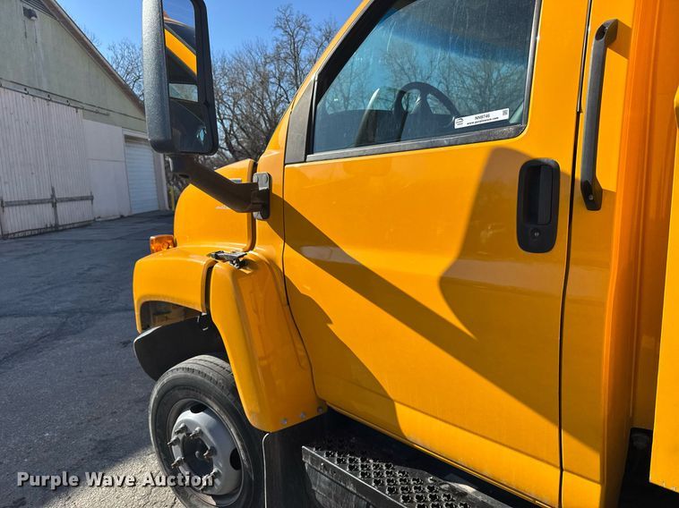 image for item NN9746 2003 Chevrolet C6500 chipper truck