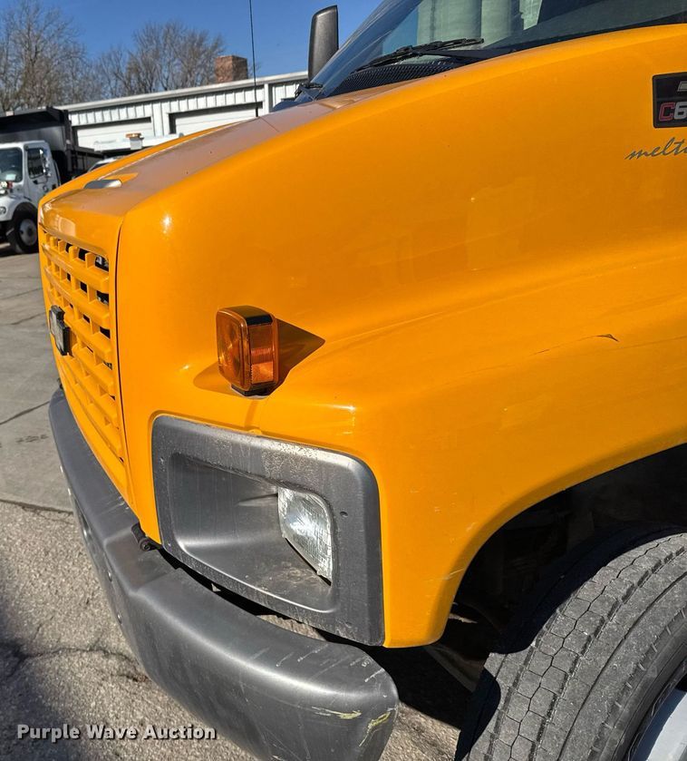 image for item NN9746 2003 Chevrolet C6500 chipper truck