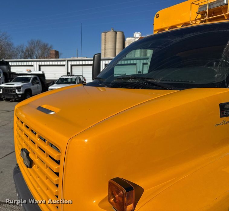 image for item NN9746 2003 Chevrolet C6500 chipper truck