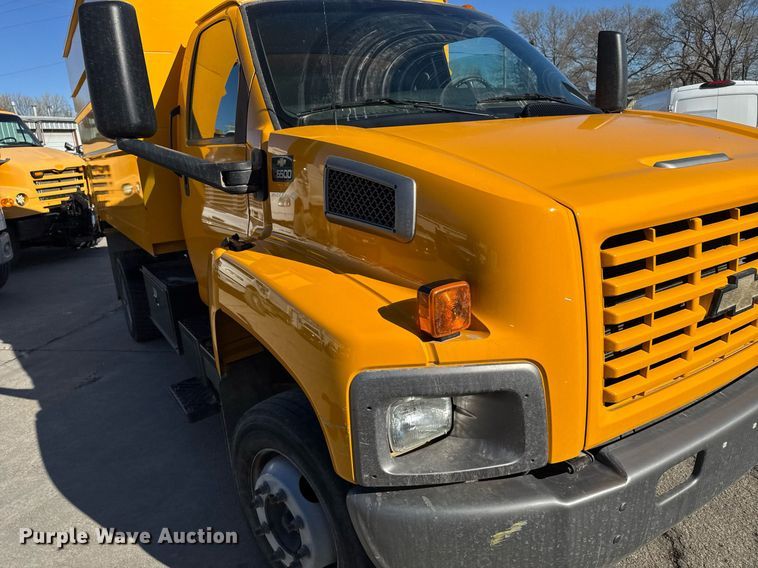 image for item NN9746 2003 Chevrolet C6500 chipper truck