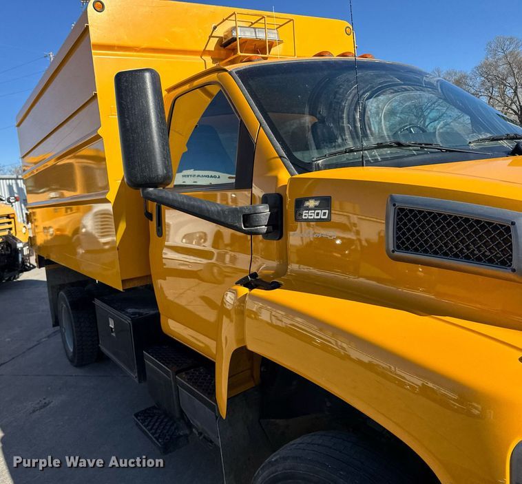 image for item NN9746 2003 Chevrolet C6500 chipper truck