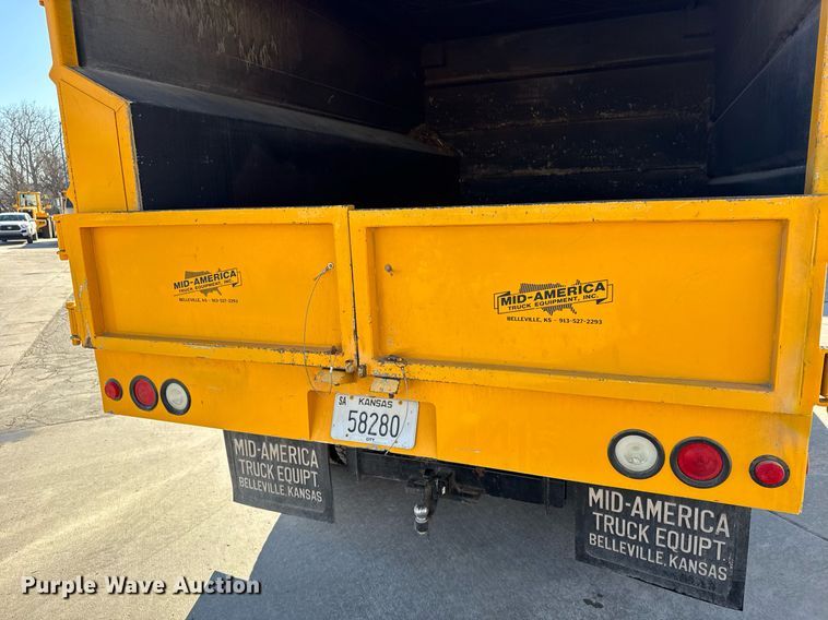 image for item NN9746 2003 Chevrolet C6500 chipper truck