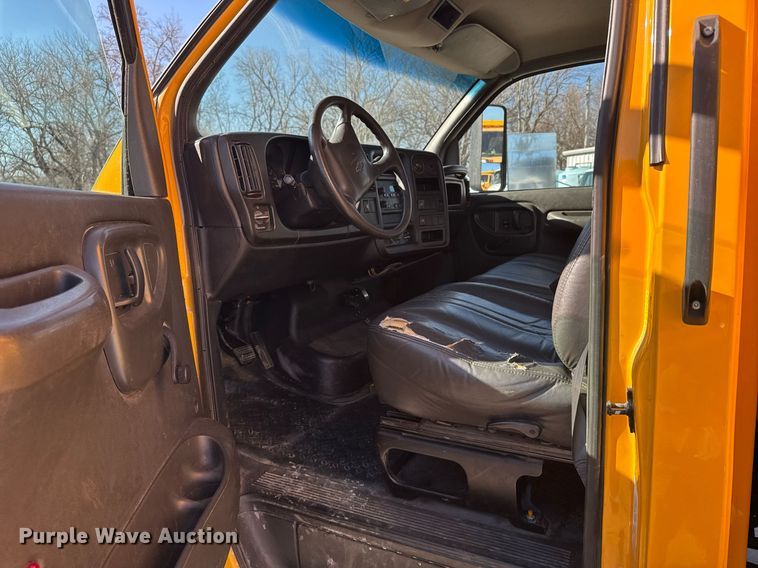 image for item NN9746 2003 Chevrolet C6500 chipper truck