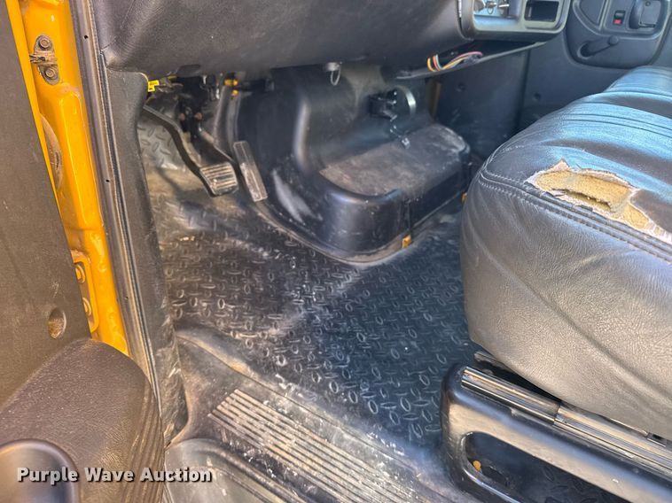 image for item NN9746 2003 Chevrolet C6500 chipper truck