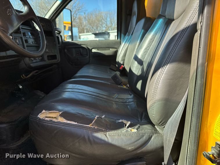 image for item NN9746 2003 Chevrolet C6500 chipper truck