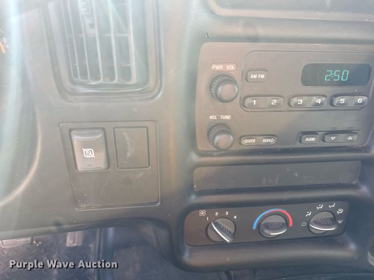 image for item NN9746 2003 Chevrolet C6500 chipper truck