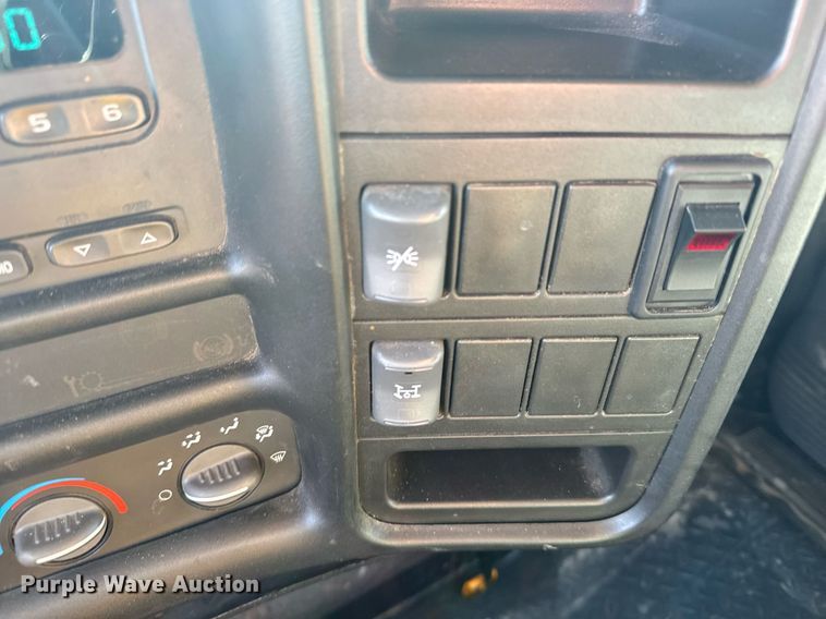 image for item NN9746 2003 Chevrolet C6500 chipper truck