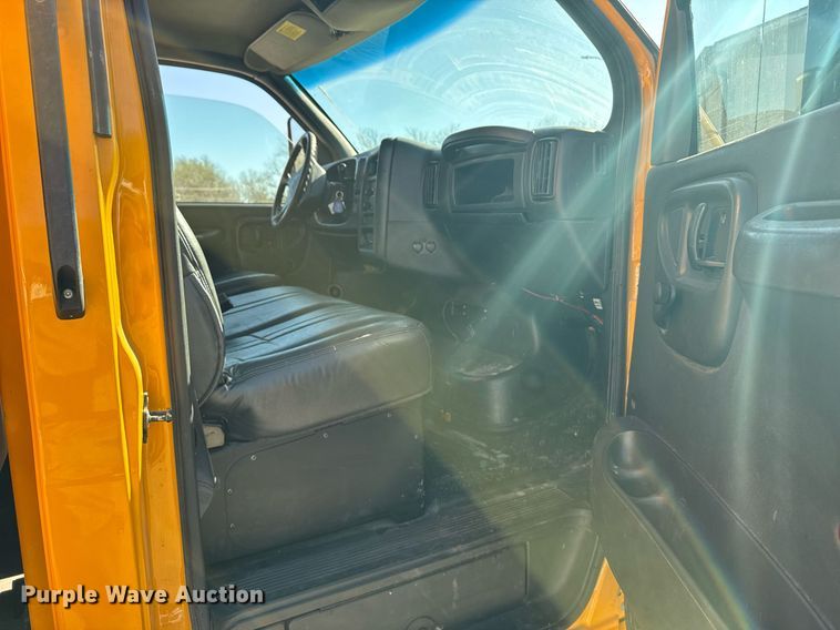 image for item NN9746 2003 Chevrolet C6500 chipper truck