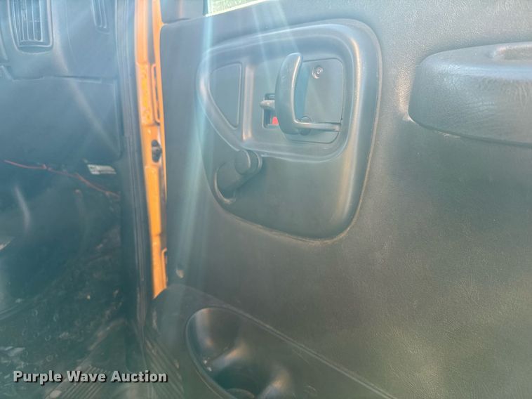 image for item NN9746 2003 Chevrolet C6500 chipper truck