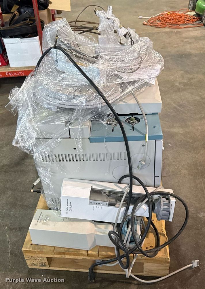 image for item NO9608 Agilent 6890N gas chromatograph