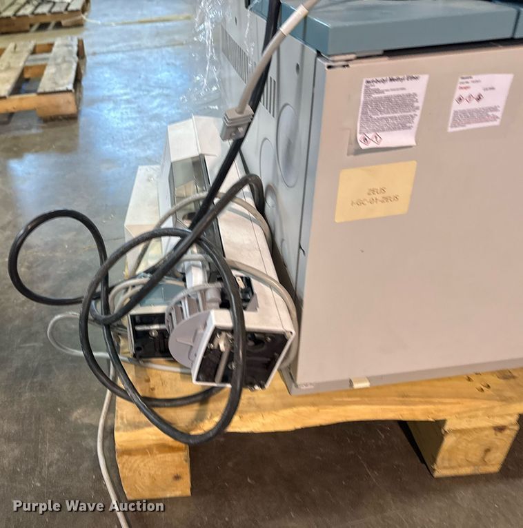 image for item NO9608 Agilent 6890N gas chromatograph