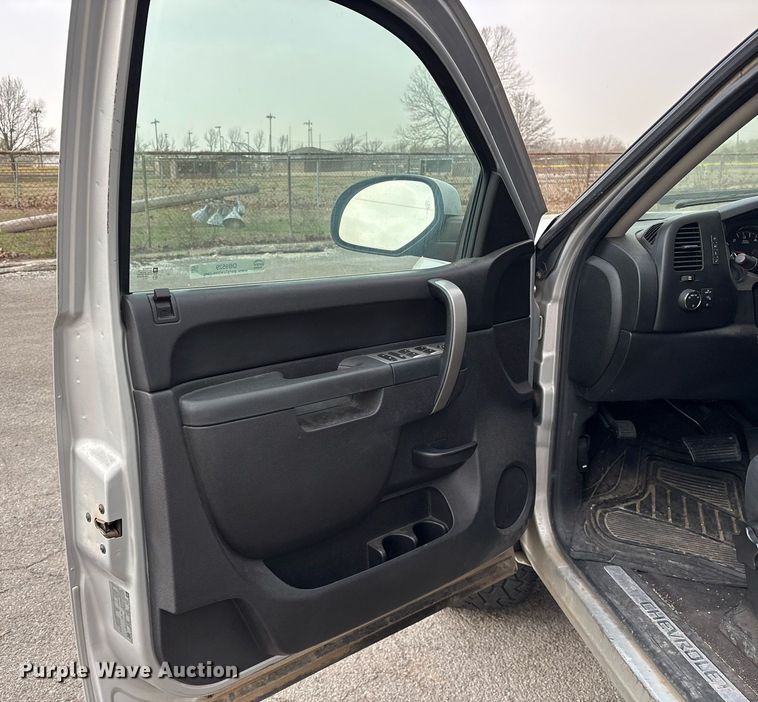 image for item OB9529 2011 Chevrolet Silverado 1500 Crew Cab pickup truck